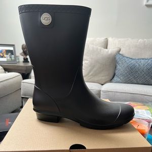 NWT, never worn, Ugg matte black rainboots with sherpa insert